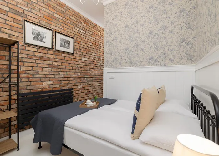 Cosy With Air Conditioning By Renters Apartment